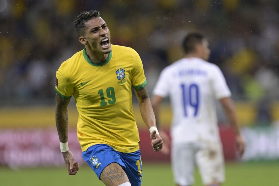 Seleção Brasileira mostra futebol leve e ofensivo contra o Paraguai – Com formação diferenciada da habitual, equipe mostrou boa movimentação e intensidade durante toda a partida